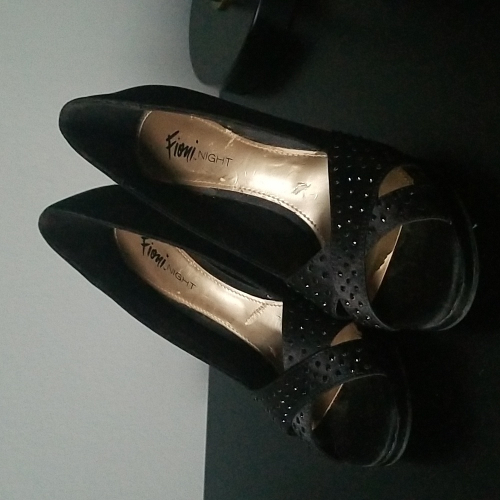 Black Pumps